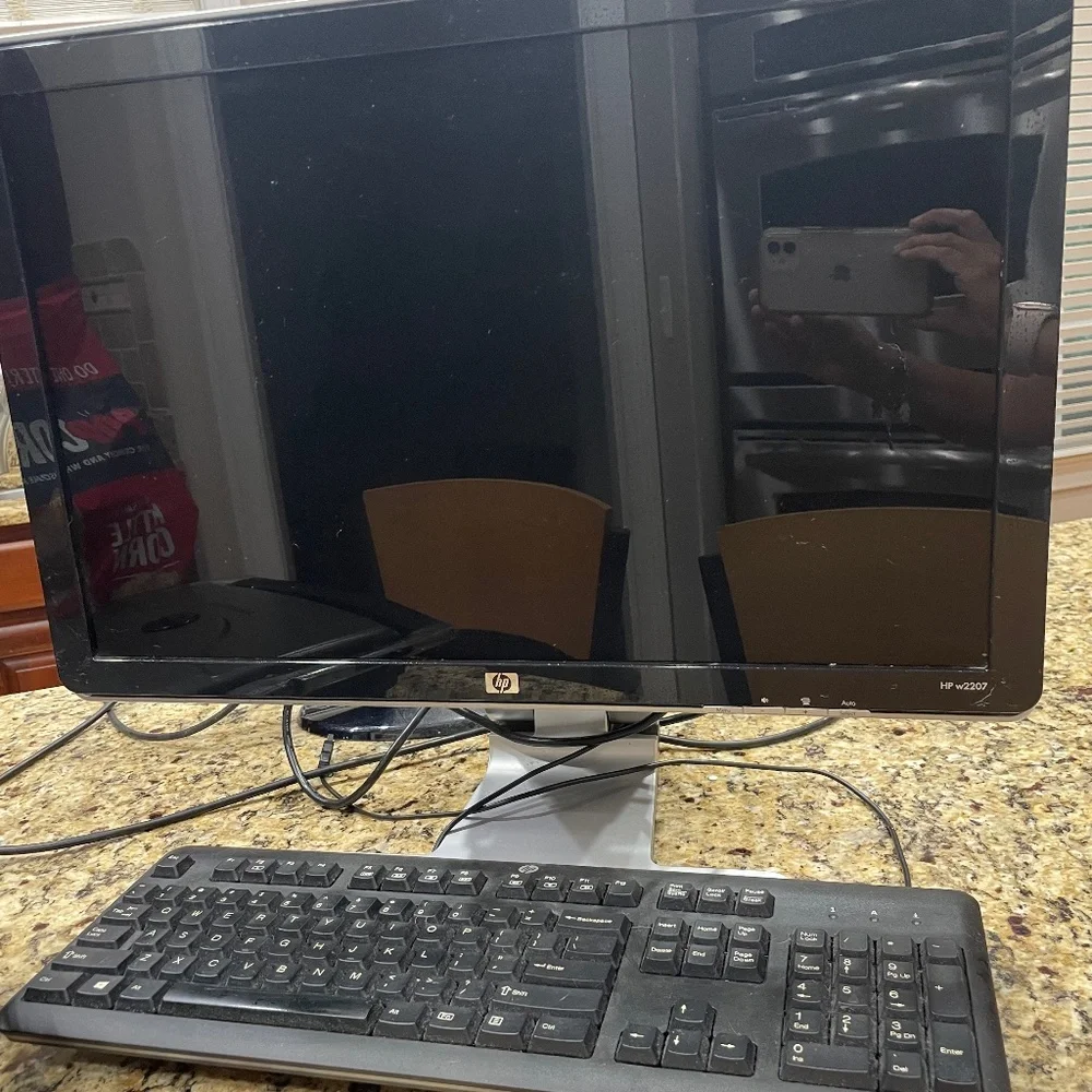 HP W2207 Monitor and Keyboard